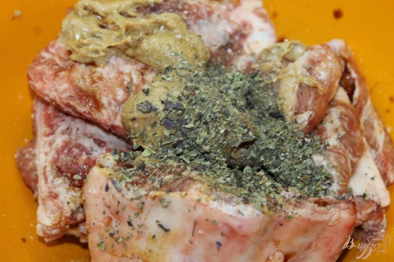 Фото приготовление рецепта: Тушенные свиные ребра с горчицей и итальянскими травами шаг №2