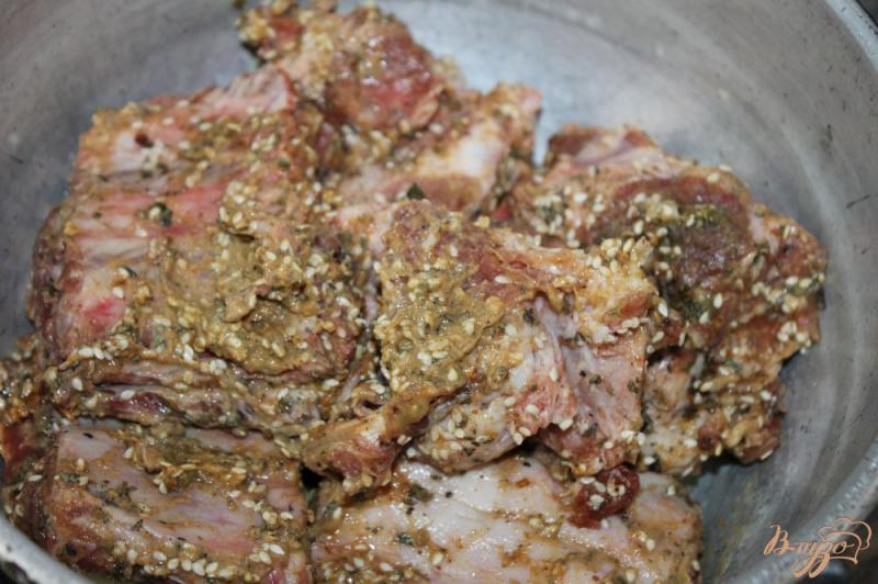 Фото приготовление рецепта: Тушенные свиные ребра с горчицей и итальянскими травами шаг №4
