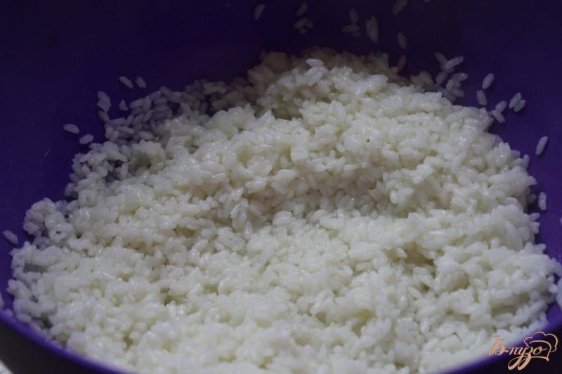 Фото приготовление рецепта: Суши завернутые в омлете с начинкой из соленой семги и огурца шаг №1