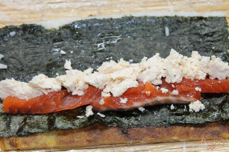 Фото приготовление рецепта: Суши завернутые в омлете с начинкой из соленой семги и огурца шаг №7