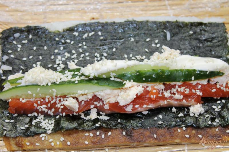 Фото приготовление рецепта: Суши завернутые в омлете с начинкой из соленой семги и огурца шаг №8