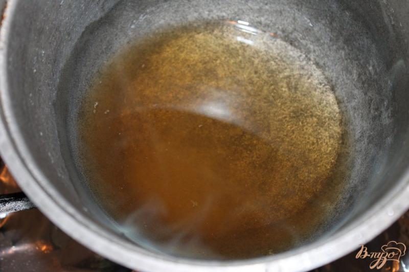 Фото приготовление рецепта: Суши завернутые в омлете с начинкой из соленой семги и огурца шаг №2