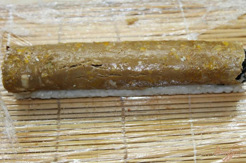 Фото приготовление рецепта: Суши завернутые в омлете с начинкой из соленой семги и огурца шаг №9