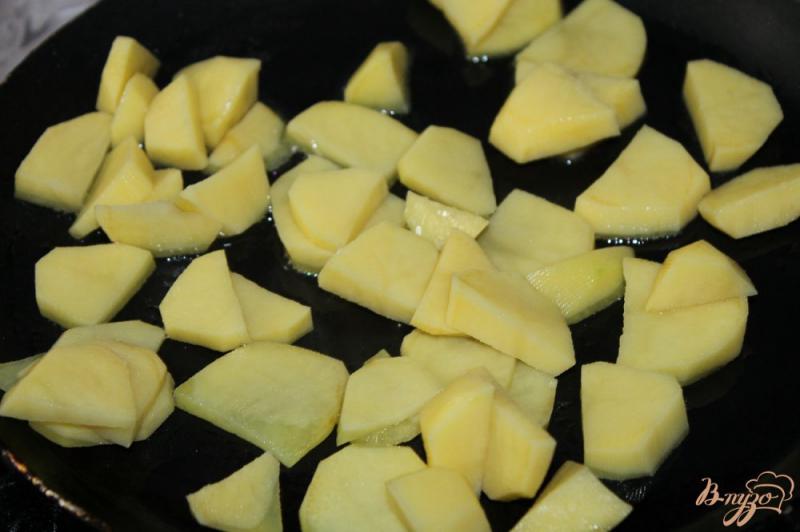 Фото приготовление рецепта: Горячая сковорода с картофелем, колбасой и овощами под сыром шаг №1