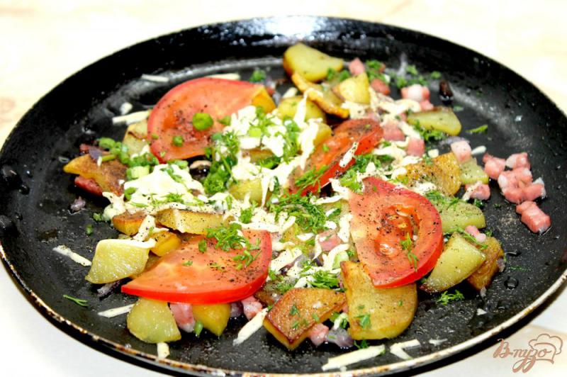 Фото приготовление рецепта: Горячая сковорода с картофелем, колбасой и овощами под сыром шаг №6