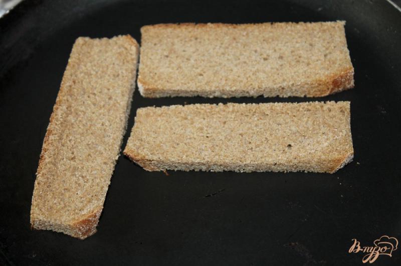 Фото приготовление рецепта: Горячие гренки с ржаного хлеба с маринованной утиной грудкой, рукколой и пармезаном шаг №1