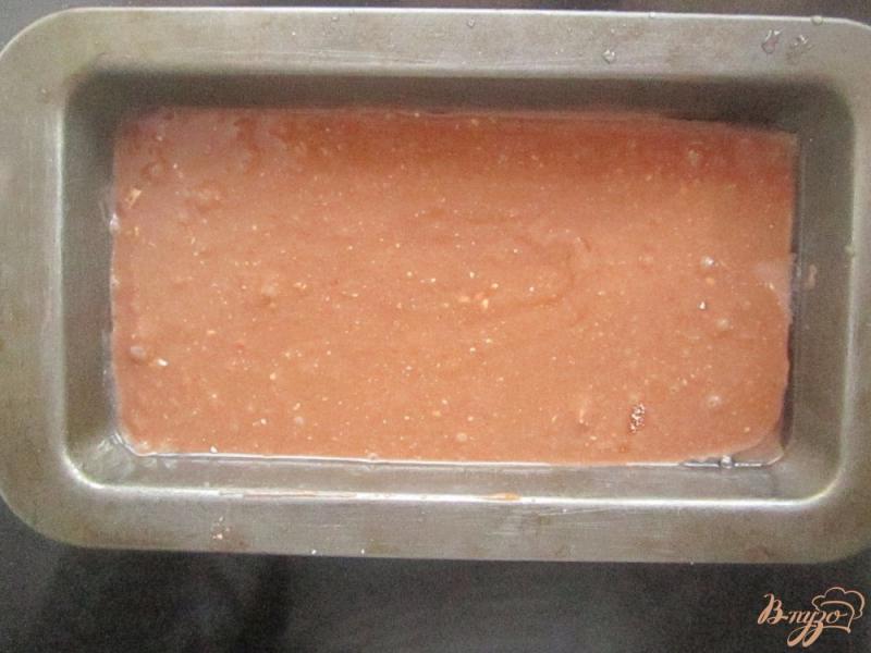 Фото приготовление рецепта: Шоколадный кекс с нутеллой и орехами шаг №5