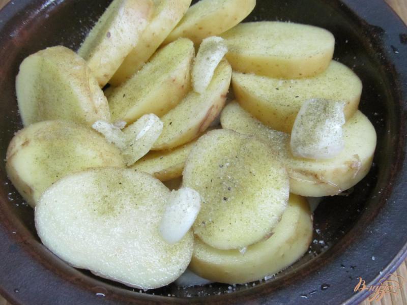 Фото приготовление рецепта: Свиные ребрышки с картофелем в духовке шаг №3