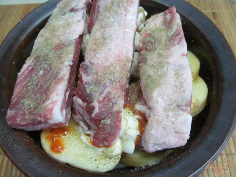 Фото приготовление рецепта: Свиные ребрышки с картофелем в духовке шаг №5