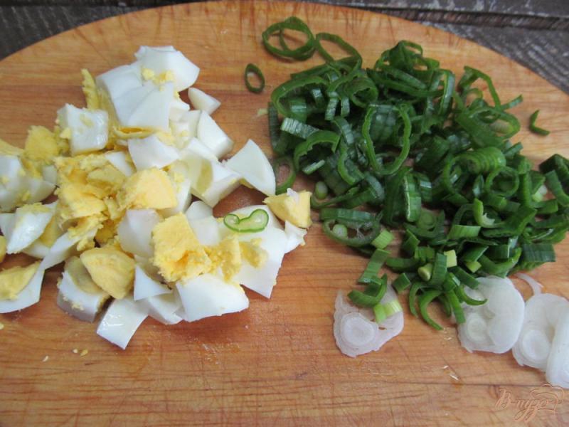 Фото приготовление рецепта: Салат с сельдью помидором и фасолью шаг №2
