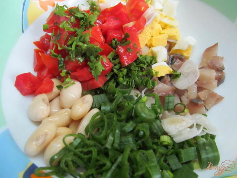 Фото приготовление рецепта: Салат с сельдью помидором и фасолью шаг №4