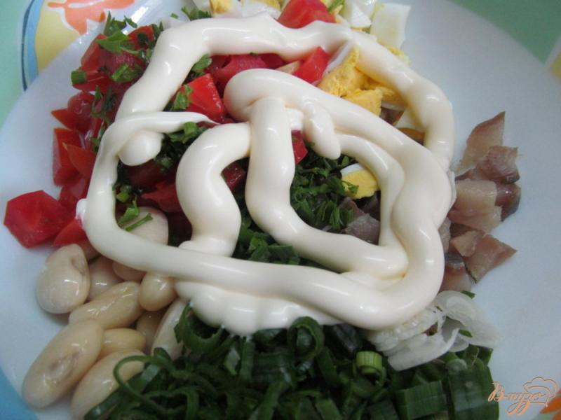 Фото приготовление рецепта: Салат с сельдью помидором и фасолью шаг №5