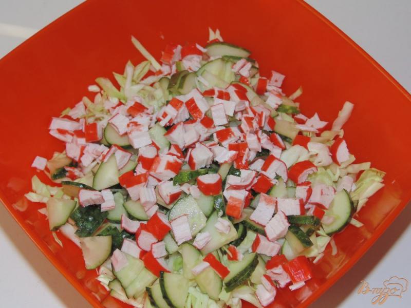 Фото приготовление рецепта: Салат со свежим шпинатом и крабовыми палочками шаг №3