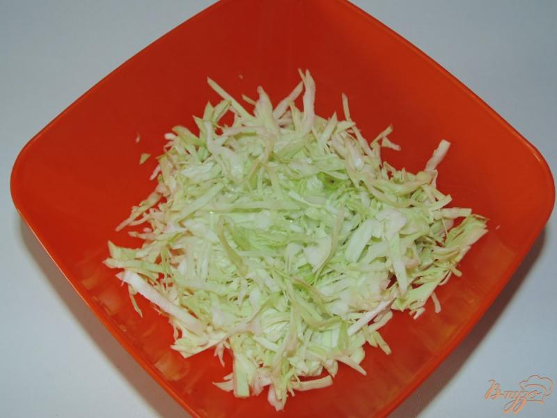 Фото приготовление рецепта: Салат со свежим шпинатом и крабовыми палочками шаг №1
