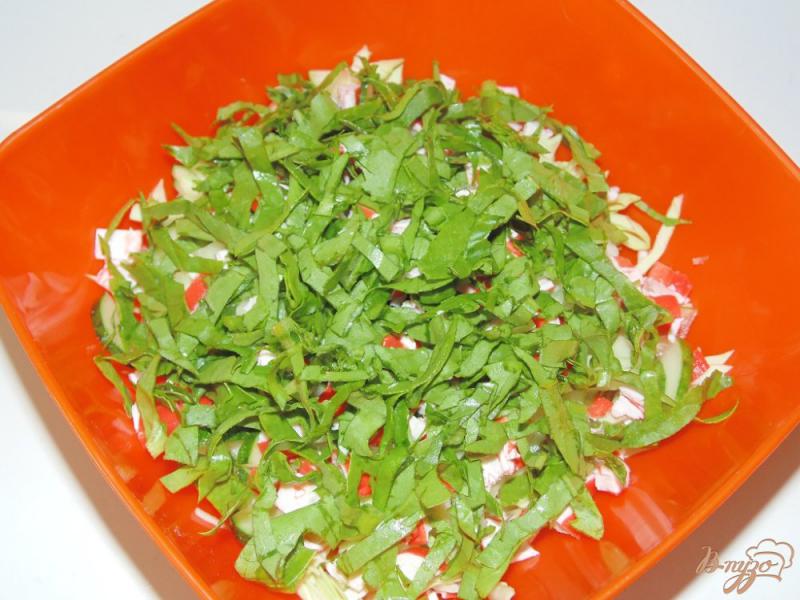 Фото приготовление рецепта: Салат со свежим шпинатом и крабовыми палочками шаг №4