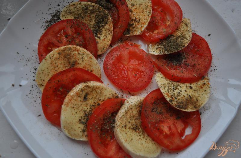 Фото приготовление рецепта: Салат с моцареллой и помидорами шаг №3