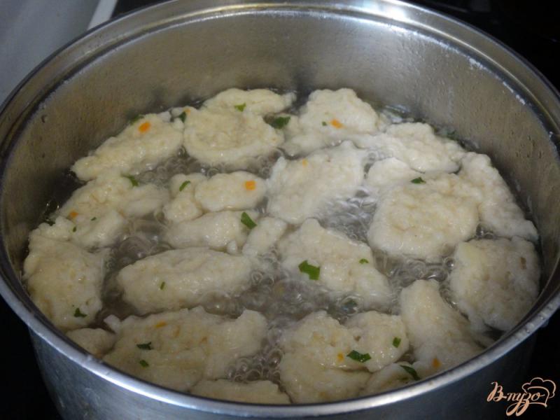 Фото приготовление рецепта: Куриный суп с клецками шаг №8