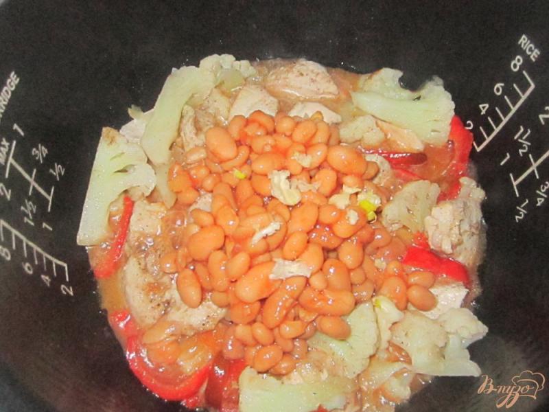 Фото приготовление рецепта: Курица с овощами и фасолью в томате в мультиварке шаг №5