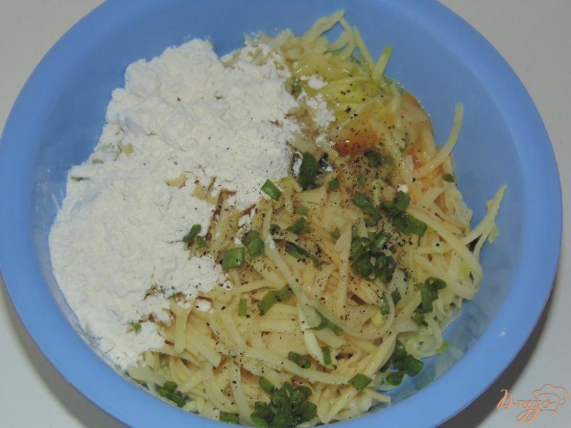 Фото приготовление рецепта: Картофельные драники с кабачком и зеленым луком шаг №3