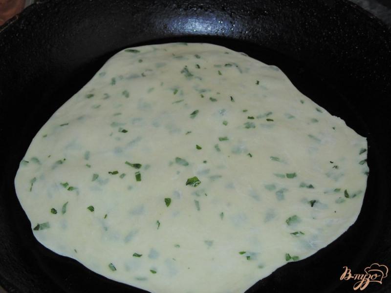 Фото приготовление рецепта: Домашний тонкий лаваш со шпинатом шаг №4