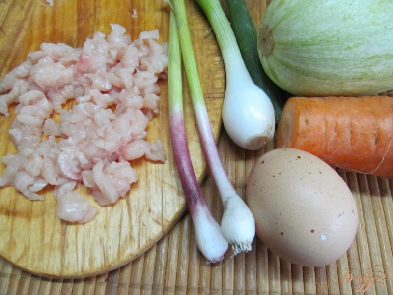 Фото приготовление рецепта: Куриные оладьи с овощами шаг №1
