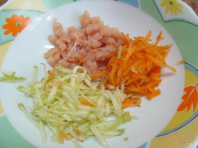 Фото приготовление рецепта: Куриные оладьи с овощами шаг №2