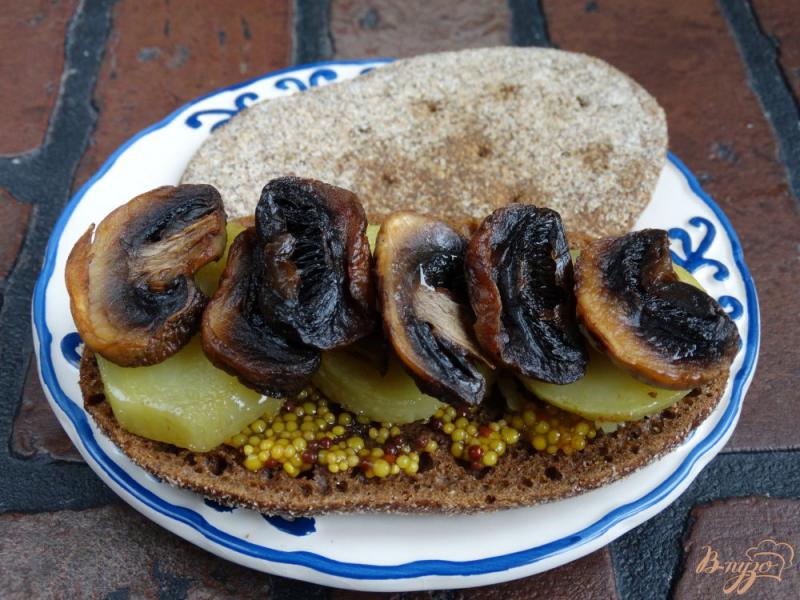 Фото приготовление рецепта: Сандвич с грибами, картофелем и зернистой горчицей шаг №4