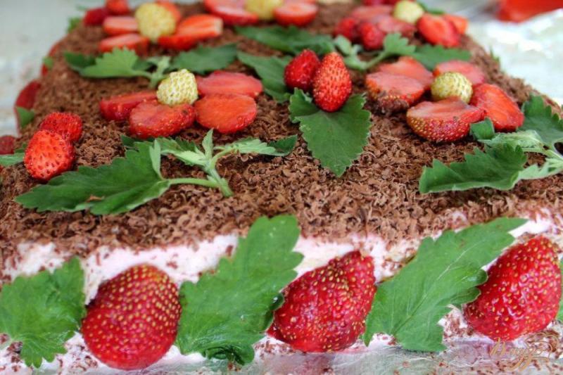 Фото приготовление рецепта: Творожный торт без выпечки с клубникой и мелиссой шаг №7