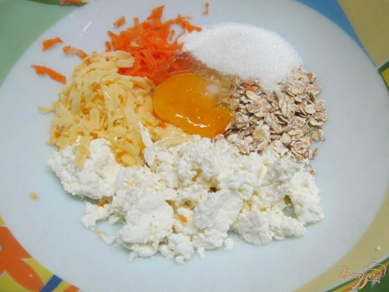 Фото приготовление рецепта: Сырники с морковью овсянкой в семенах льна шаг №3