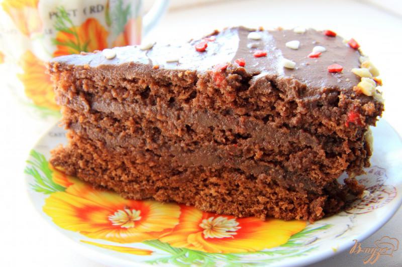 Фото приготовление рецепта: Бисквитный шоколадный торт с шоколадным кремом шаг №15