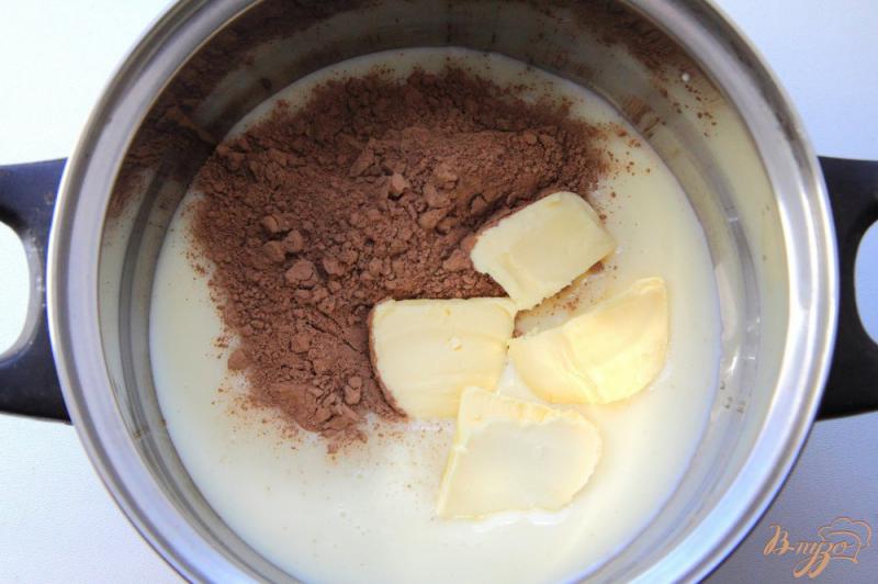 Фото приготовление рецепта: Бисквитный шоколадный торт с шоколадным кремом шаг №8