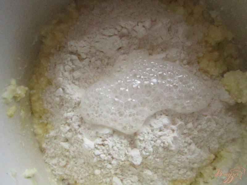 Фото приготовление рецепта: Творожный кекс с яблоком шаг №3