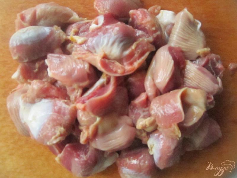 Фото приготовление рецепта: Куриные желудки тушеные в мультиварки с овощами шаг №1
