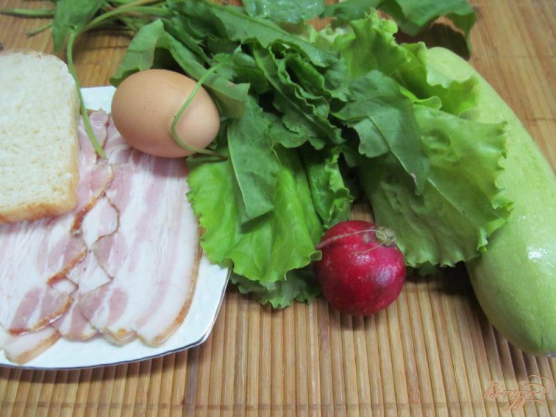 Фото приготовление рецепта: Яйцо пашот с беконом и кабачком шаг №1