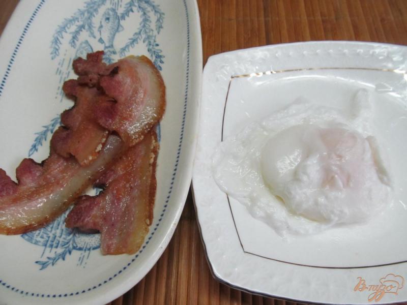 Фото приготовление рецепта: Яйцо пашот с беконом и кабачком шаг №7