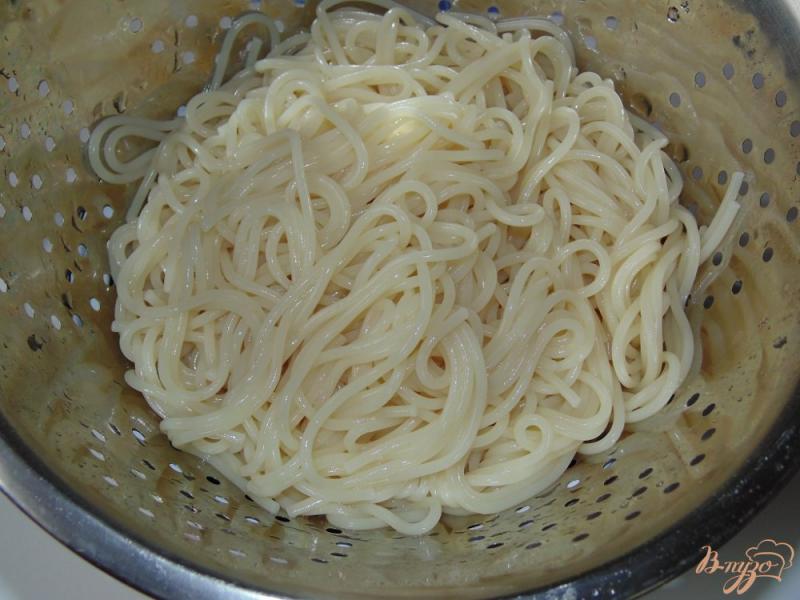 Фото приготовление рецепта: Паста спагетти со свино-говяжьим фаршем шаг №4