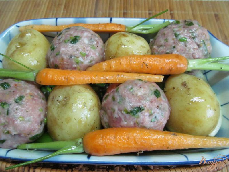 Фото приготовление рецепта: Картофель с фрикадельками на чесночной подушке шаг №6