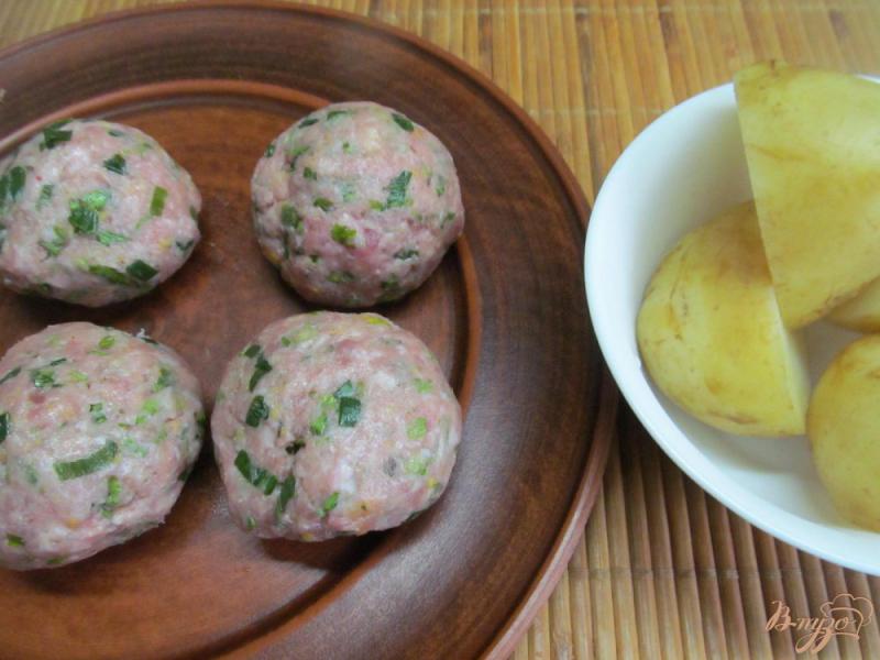 Фото приготовление рецепта: Картофель с фрикадельками на чесночной подушке шаг №4