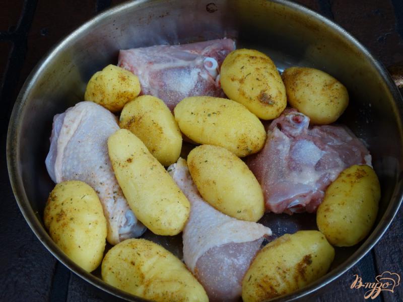 Фото приготовление рецепта: Молодой картофель запеченный с курицей шаг №3