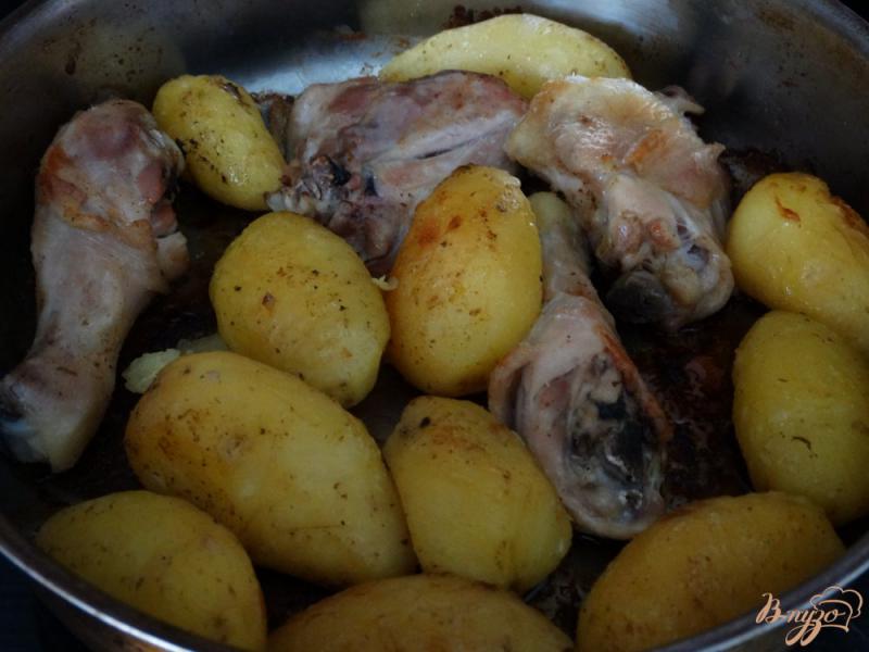 Фото приготовление рецепта: Молодой картофель запеченный с курицей шаг №4