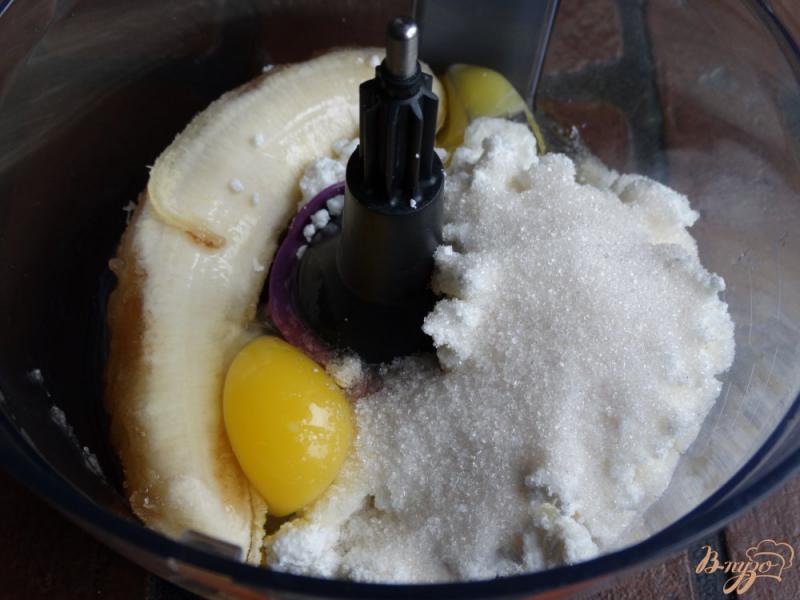 Фото приготовление рецепта: Творожная запеканка с бананом и клубникой шаг №2