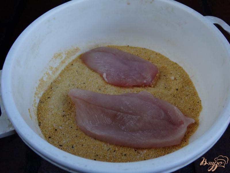 Фото приготовление рецепта: Куриное филе в панировке из кукурузных хлопьев шаг №4