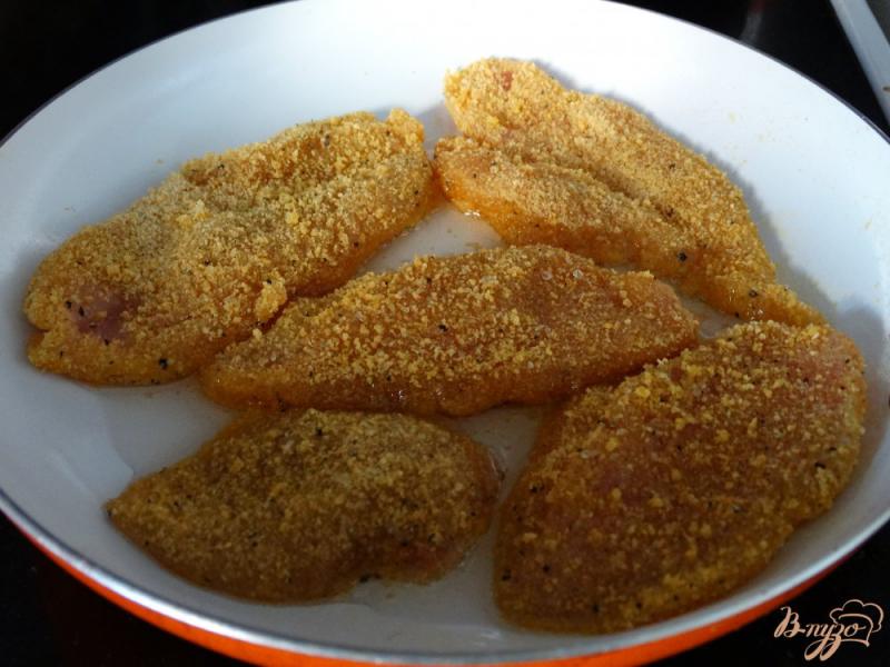 Фото приготовление рецепта: Куриное филе в панировке из кукурузных хлопьев шаг №5