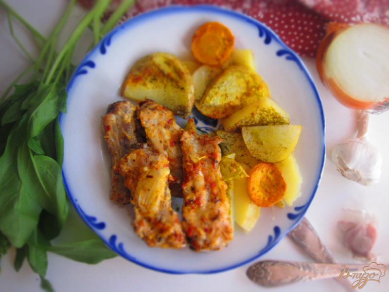 Фото приготовление рецепта: Ребра запеченные в остром маринаде с картофелем шаг №6