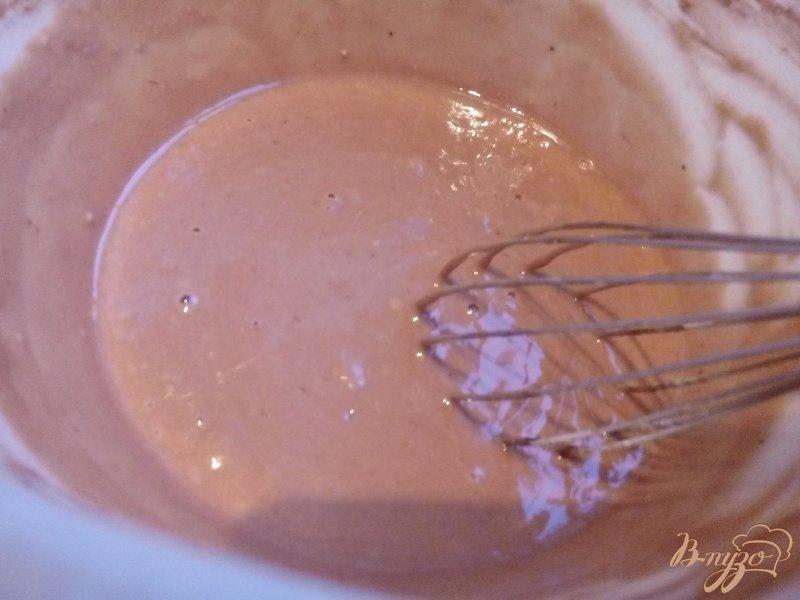 Фото приготовление рецепта: Кексы с какао и творожно-кокосовыми шариками с вишней шаг №2