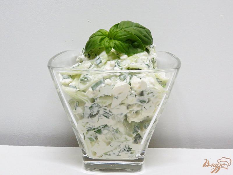 Фото приготовление рецепта: Салат из творога и огурцов шаг №6
