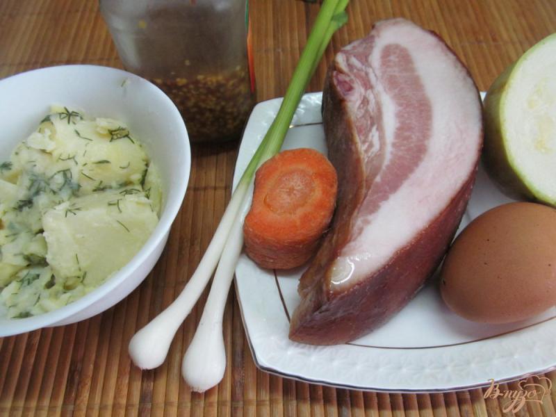Фото приготовление рецепта: Картофельные оладьи с беконом и кабачком шаг №1