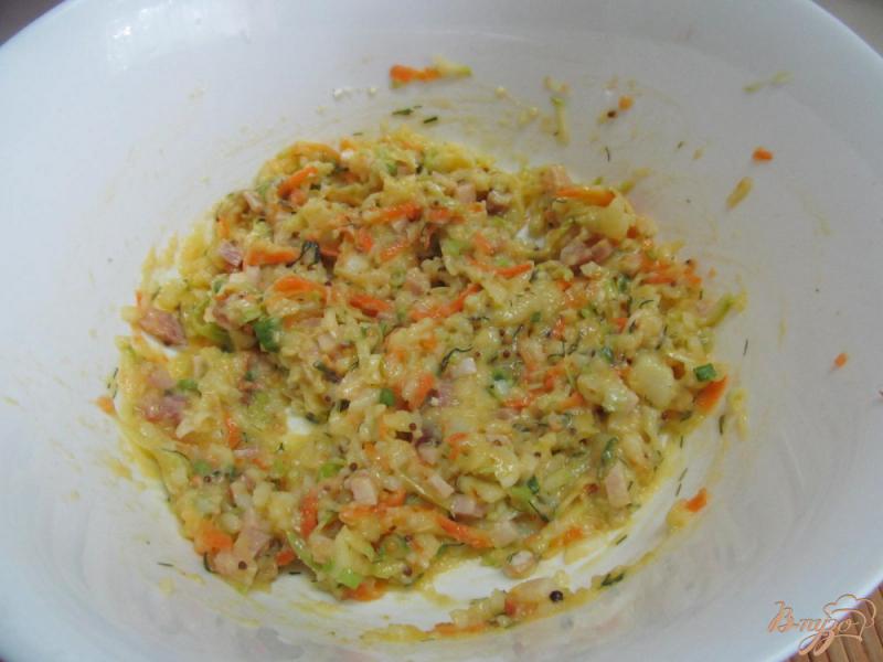 Фото приготовление рецепта: Картофельные оладьи с беконом и кабачком шаг №4