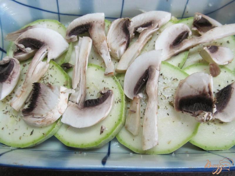 Фото приготовление рецепта: Запеканка из отварного мяса с кабачком и грибами шаг №3