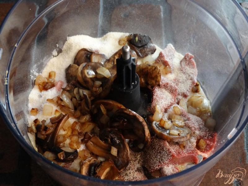 Фото приготовление рецепта: Печеночно-грибные оладьи шаг №6